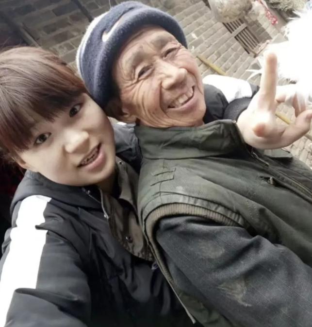 1997年，河南一个50岁光棍，捡回1名女婴。不料，送她读书后，她竟怒问：“穷到