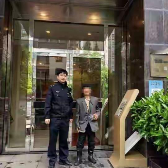 你敢信？七旬老人第一次坐高铁千里奔丧，民警只用6分钟就帮他打通了绿色通道，这事看