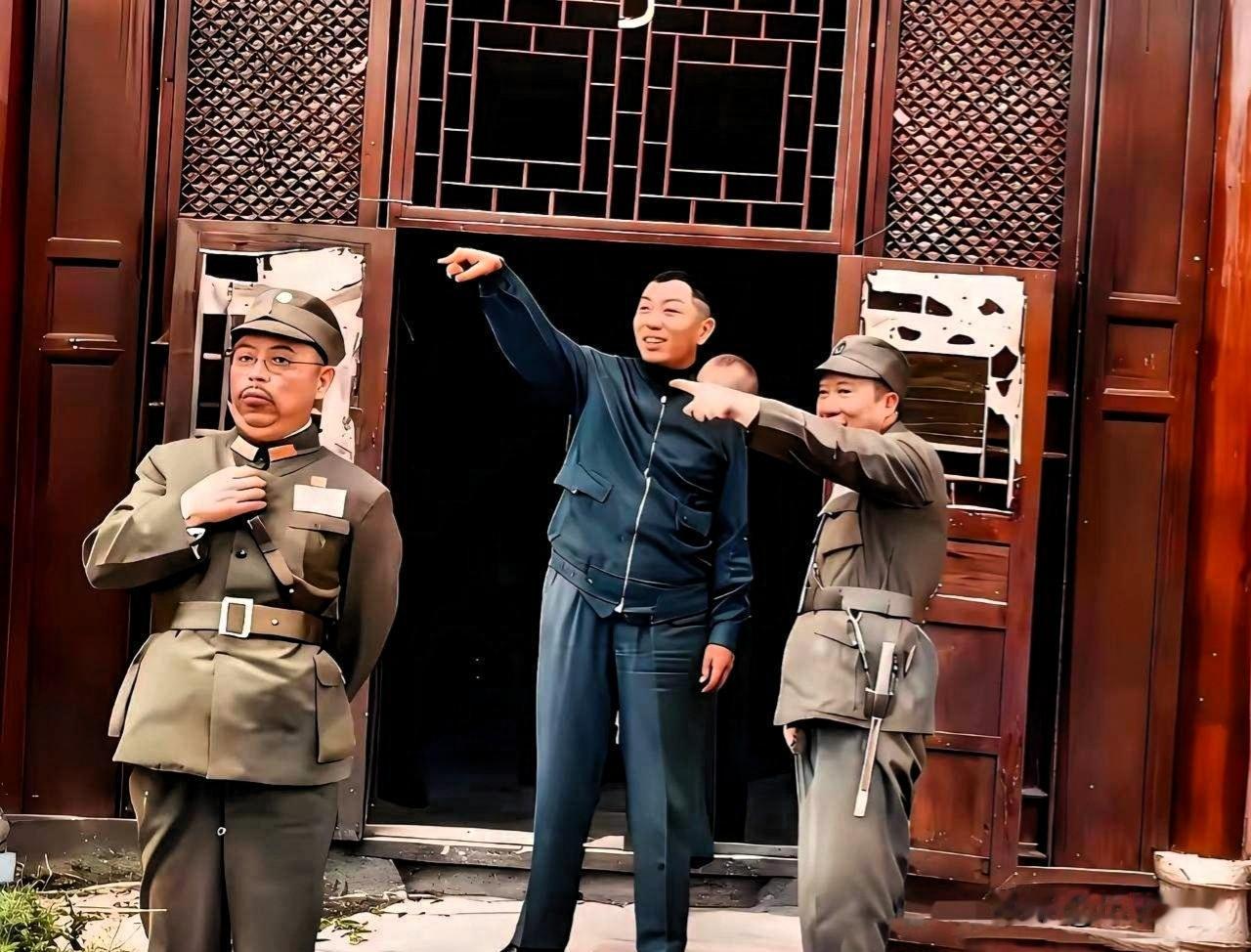 1936西安事变爆发前夕，张学良陪同蒋介石一同登临华山游玩。张学良衣着新潮前卫，