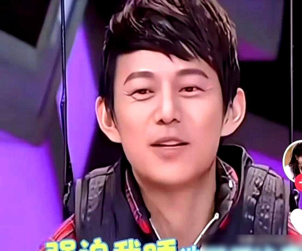 何炅留宿谢娜家，最窒息的不是睡主卧。
聚餐后喝得脚步发飘，被张杰谢娜架进主卧。