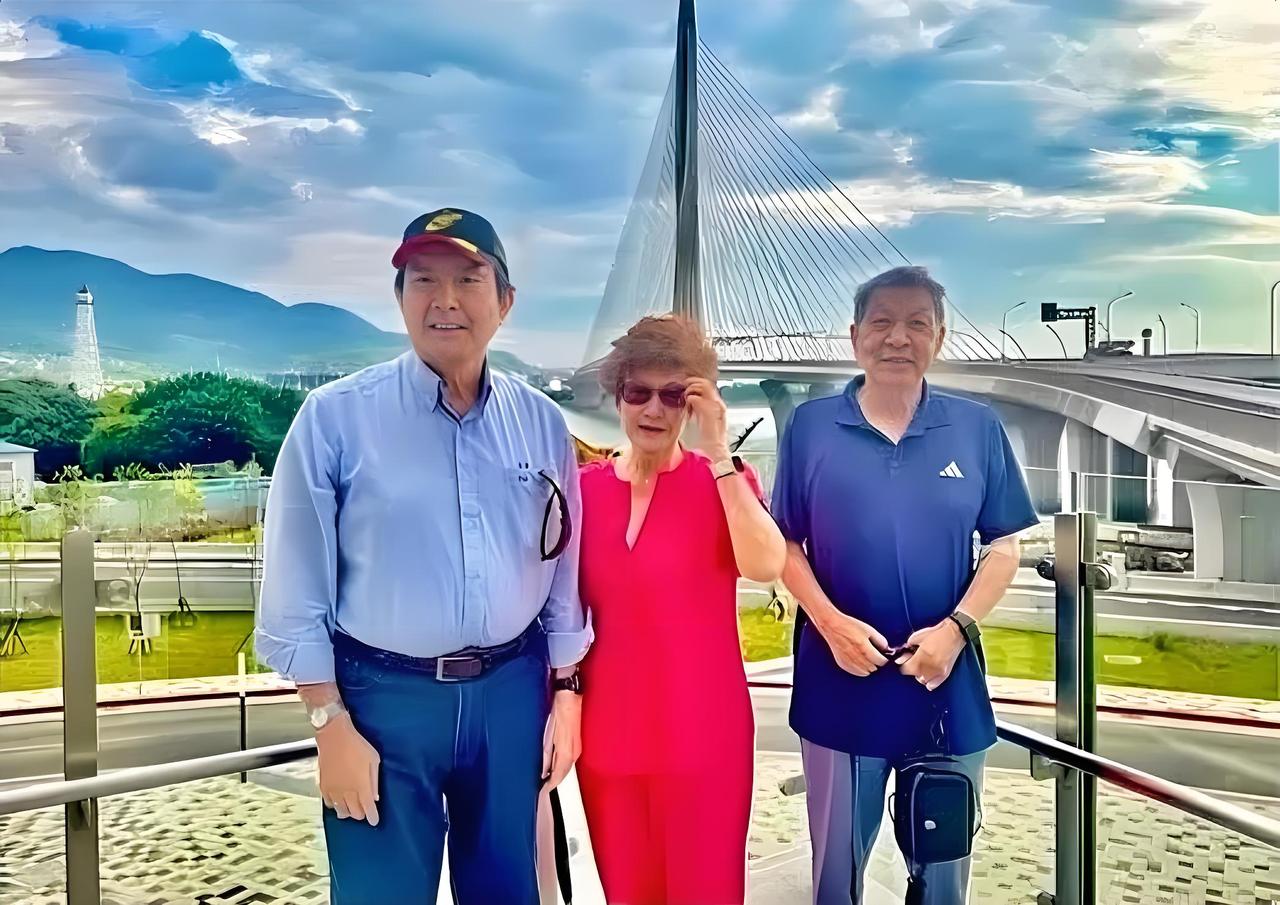 9月8日，马英九与三姐马冰如夫妇同游淡江大桥！网络流传的照片显示，马英九神采奕奕