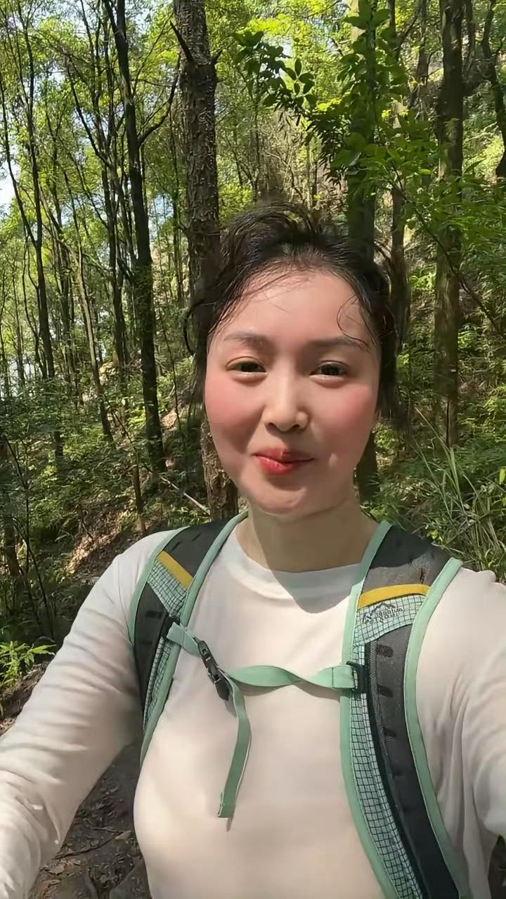 分享一张外出拍的最美的照片爬山