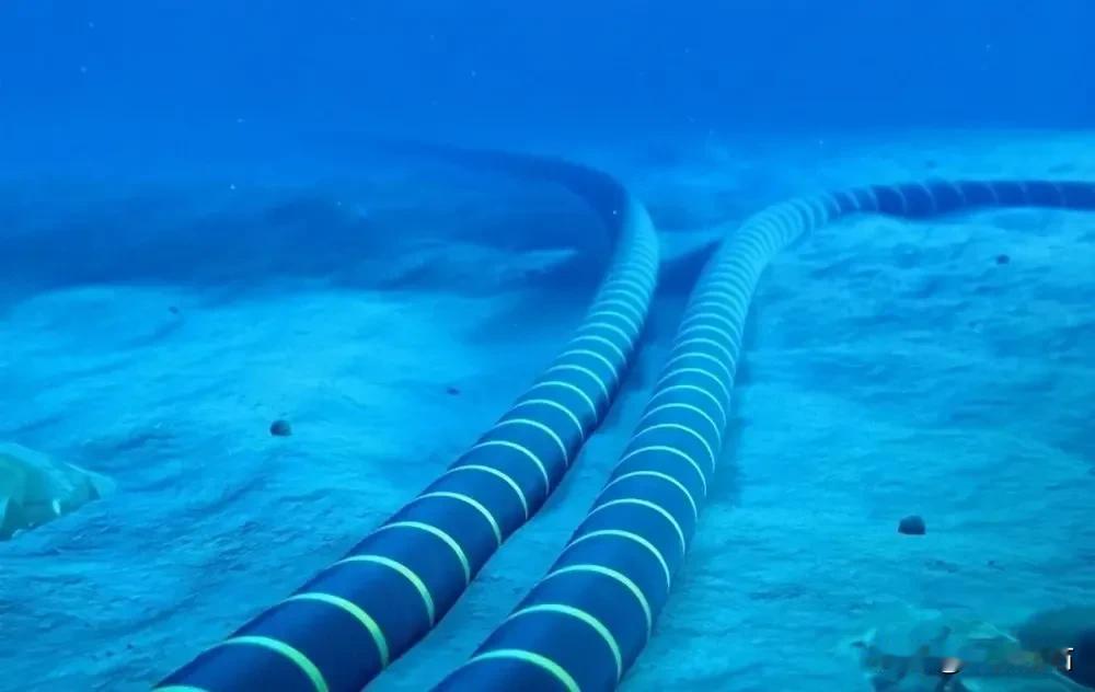 伊朗这回是真没憋住,直接把海底那7根玻璃管子给扒光了。
前两天塔斯尼姆通讯社甩出