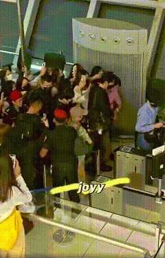 泰国航班不让她们登机是对的！
因为她们不值得同情，对于这群嘴里没一句实话的追星族