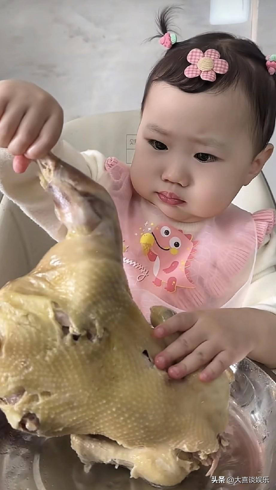 咱也不懂，请教一下各位宝妈，
这孩子一顿吃这么多，
如果是你，敢给孩子这样吃吗？