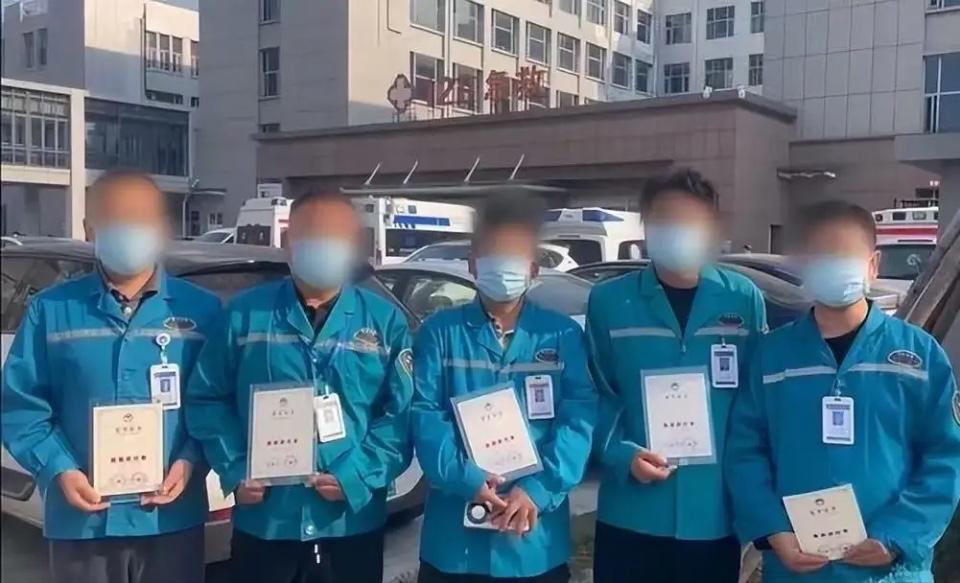 河南，男子在医院干了13年的救护车司机，却突然接到医院通知，要求男子签转劳务派遣