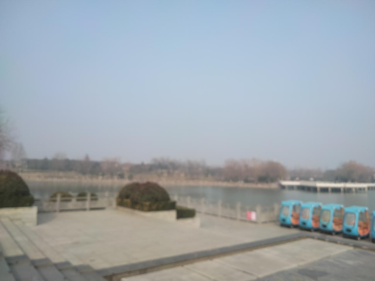 平原湖的美丽风景，
我在等风也在等你。