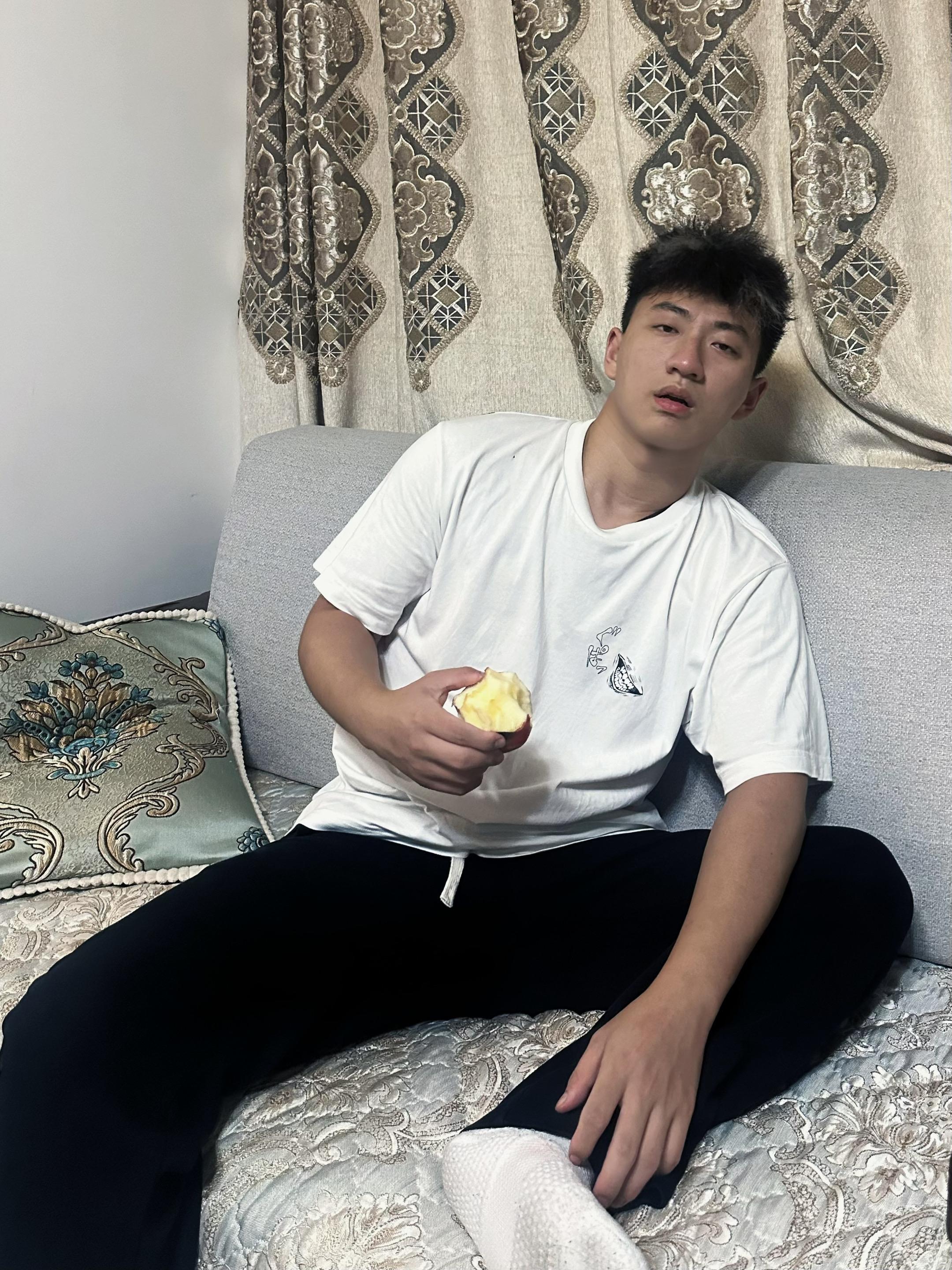 1少吃一点呗 弟弟。