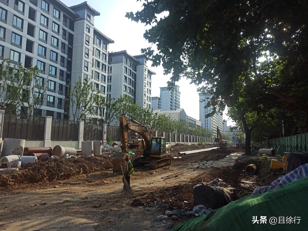 徐州和平路西延二期工程，苏堤南路至煤建路段开始施工，目前正在进行的是地下管网工程