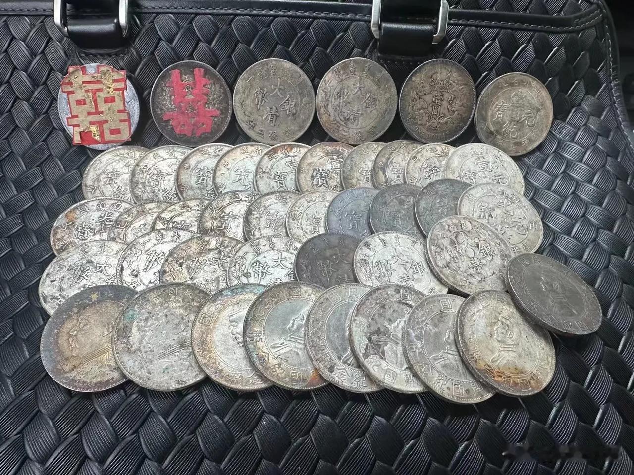 假期期间，粉丝出售的一批银元，龙洋挺多，仅大清银币就有10多枚，不过整体龙洋的保