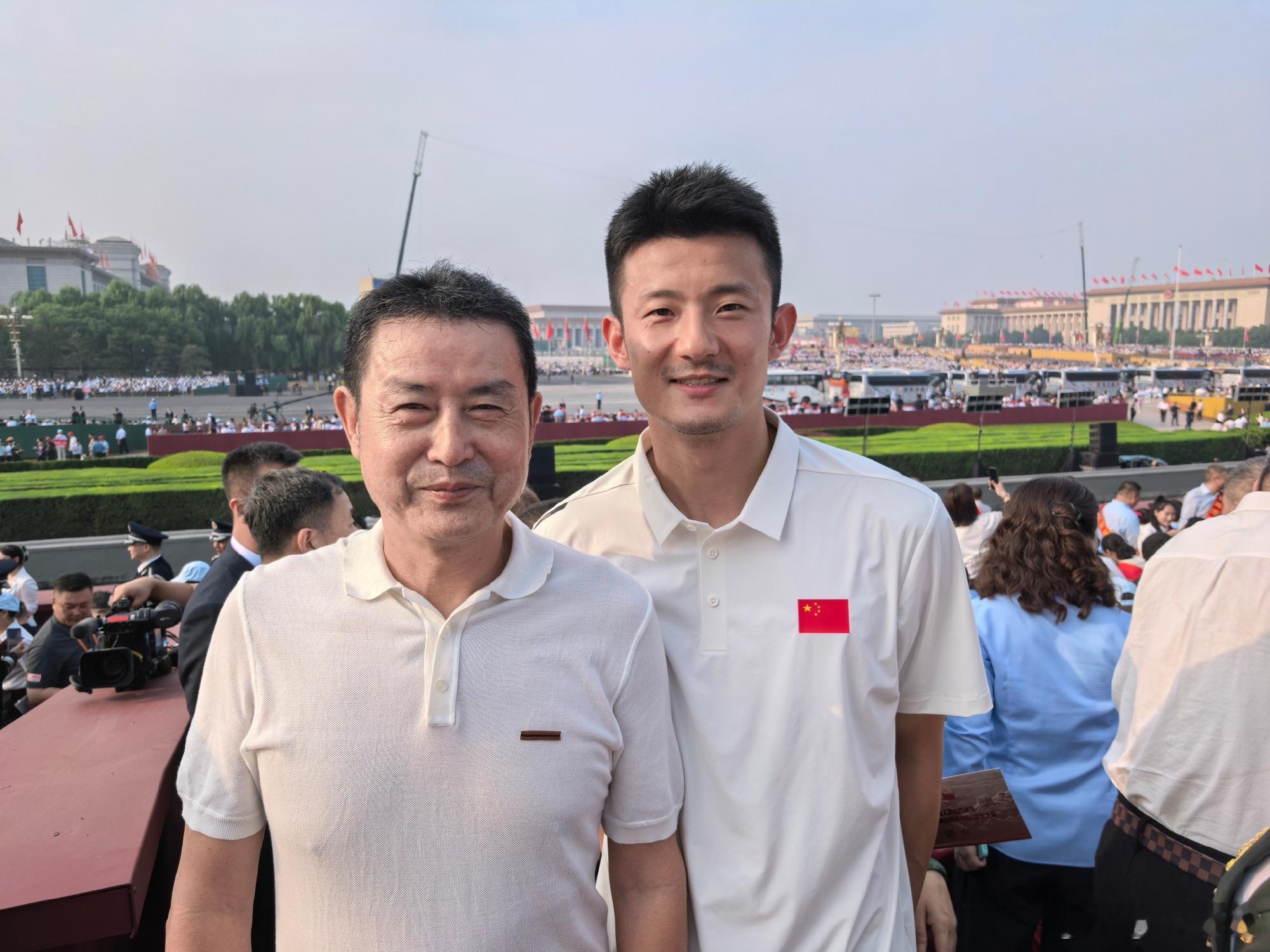 前中国女排主帅陈忠和指导也去参加阅兵啦来自羽毛球奥运冠军谌龙的weibo世界女排