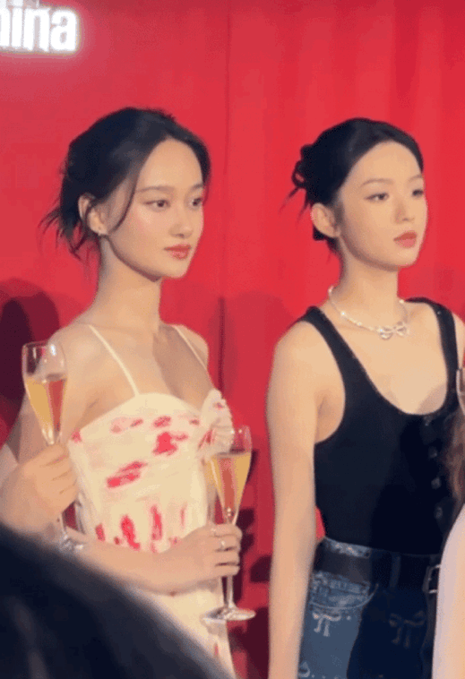 忽然感觉周也的上镜表现力真的很抢眼[哇][哇][哇]这样显得旁边的女演员很呆[允