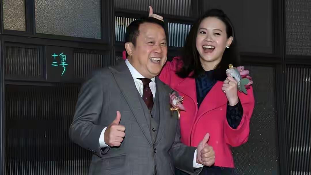 53岁的曾宝仪一直无人敢娶，其根源就在父亲曾志伟的一个特殊癖好上。

谭咏麟和阿