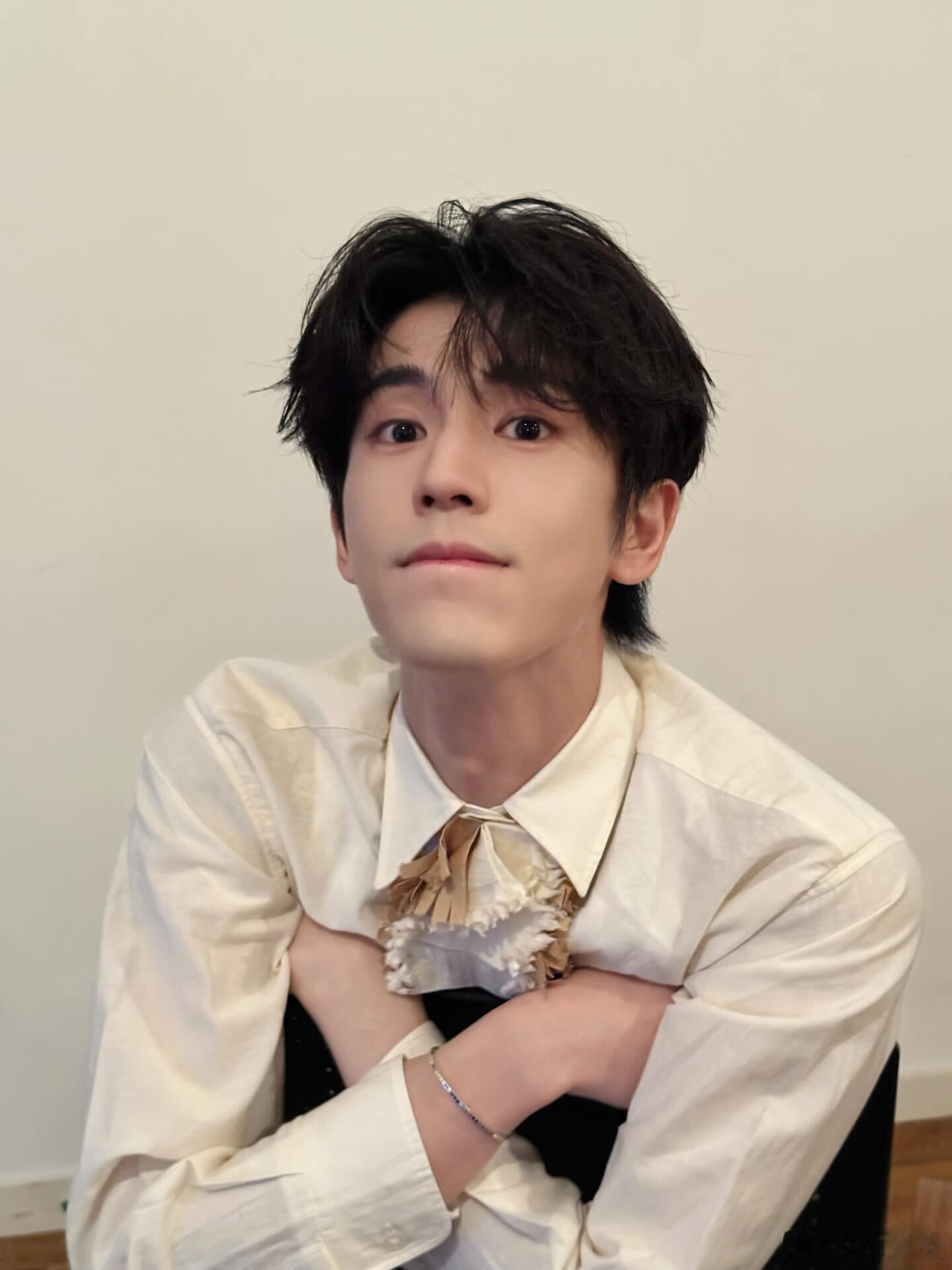 张凌赫  张凌赫 ins 更新！！配文：圣诞快乐🎄张凌赫｜ 