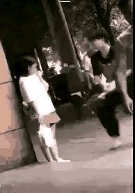 恨的我压根直痒痒，这要是我，晚上你就别睡觉了。#路上挨打系列# #被逼疯的羞耻#