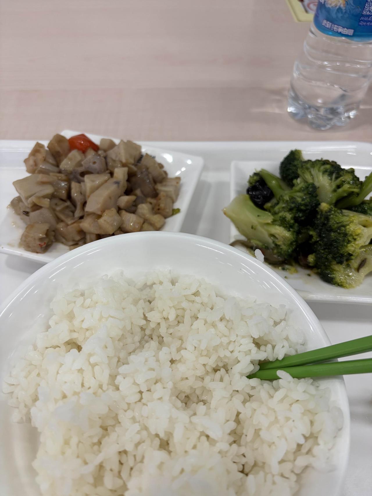 七点半的晚饭，这菜，简直了[捂脸]，我都怀疑是预制的，哪是吃饭啊，纯纯就是上夜班