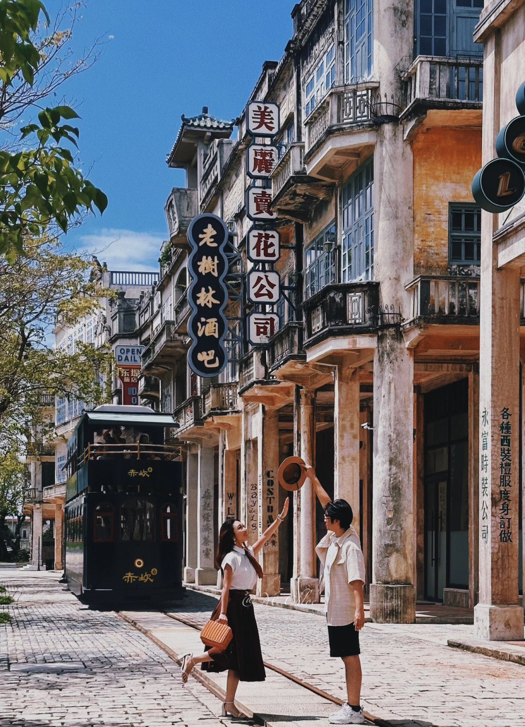 乘坐铛铛车穿越80年代浪漫古镇太出片喇‼️