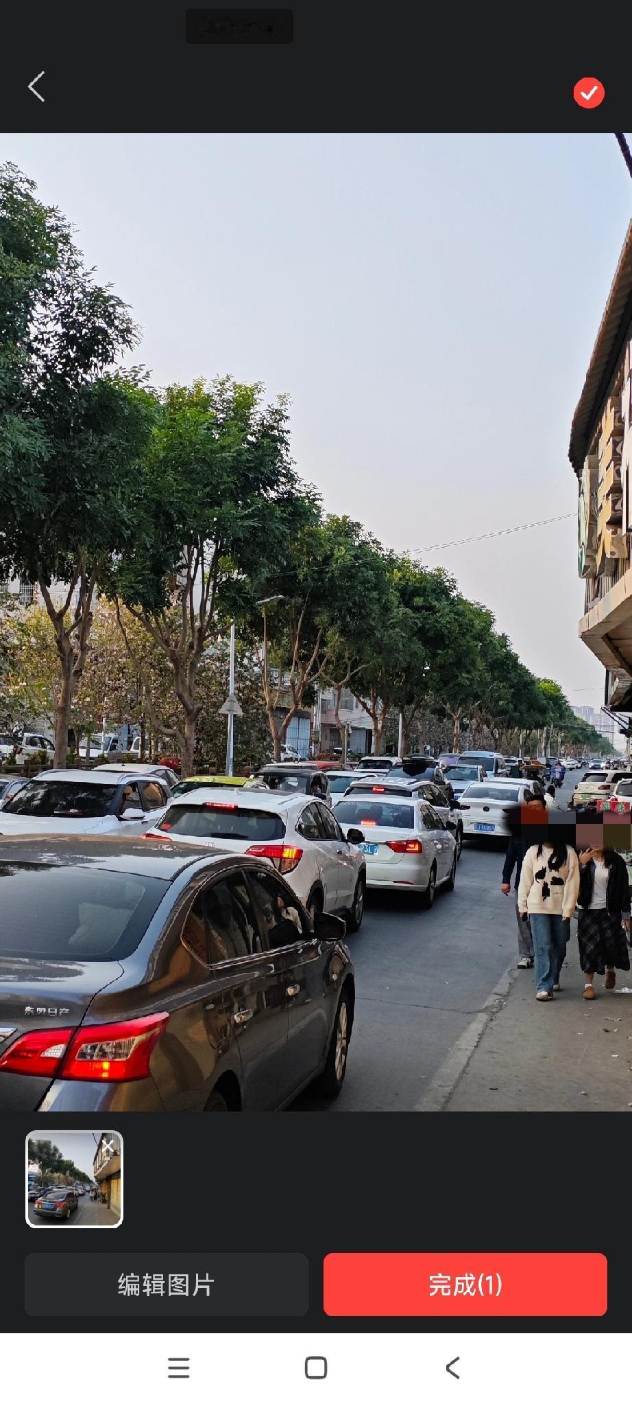 前面堵车了

走到前面一看，好家伙。

原来是一个女司机直接把车停在马路中间下去