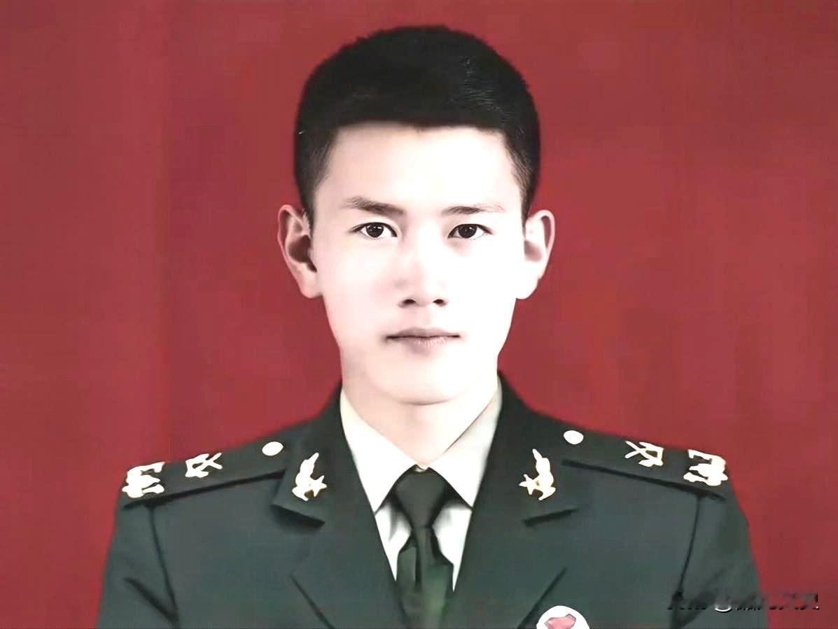 他曾笑着对姐姐说：“我要去守卫家国了。”
可这一转身，竟是永别，从此生死相隔，再