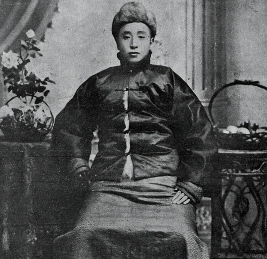 1891 年，16 岁张作霖偷吃富家饭菜，被打得奄奄一息。女主人孙寡妇心善不予追
