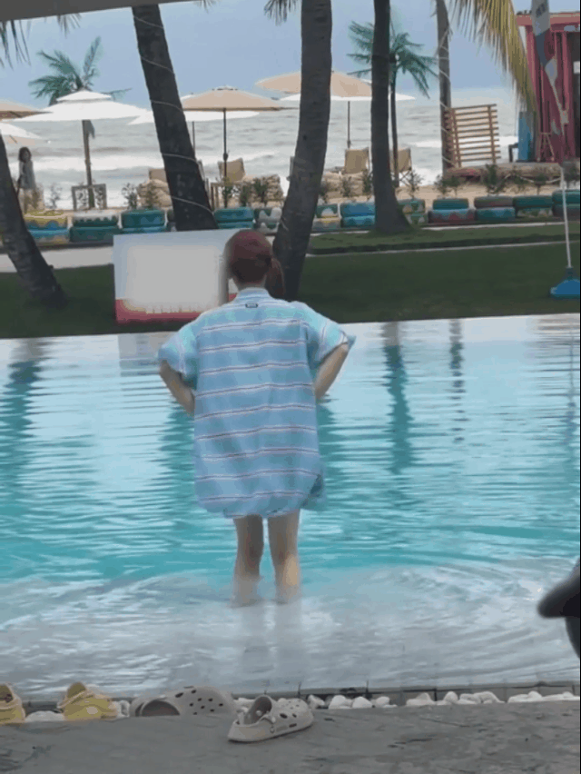 海南偶遇杨超越海边蹦迪   杨超越在海边踩水花的样子，就像我们小时候那样天真烂漫
