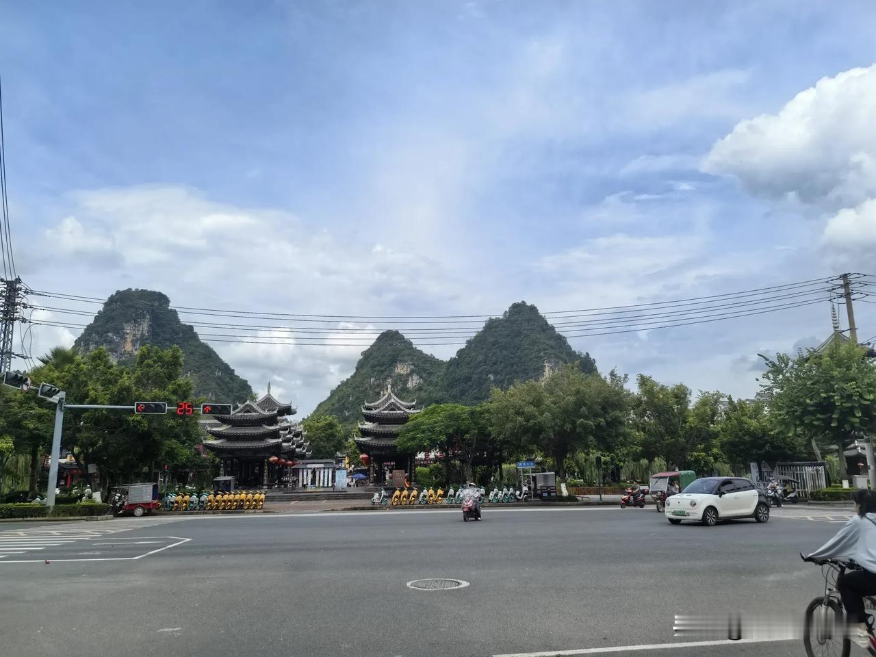 七律·广州自驾云南感怀
高速逶迤穿峻岭，
路隅蓊郁满眸青。
峰峦错落层嶂叠，
雾