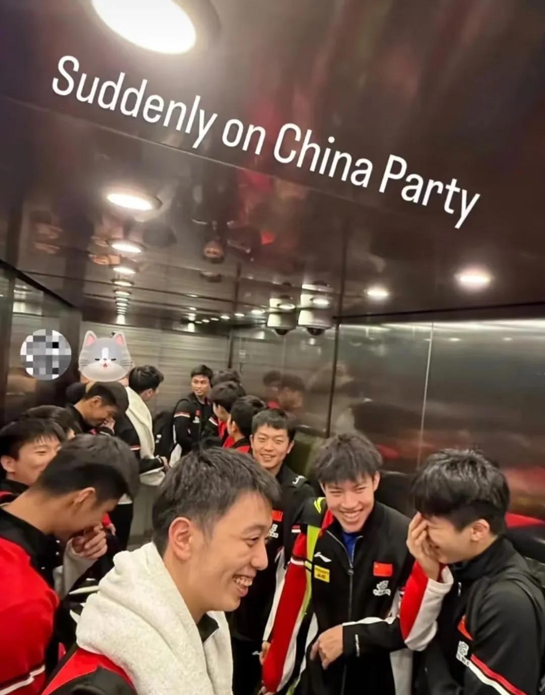 昨晚有网友电梯里偶遇下班的国乒男队拍下了他们的照片，
仔细一看大部分都是陪练，