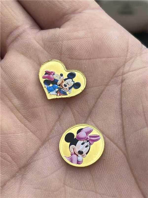 避险情绪消退引发多头恐慌抛售，金银价格承压下行。2月5日，因中东及美中局势缓和，