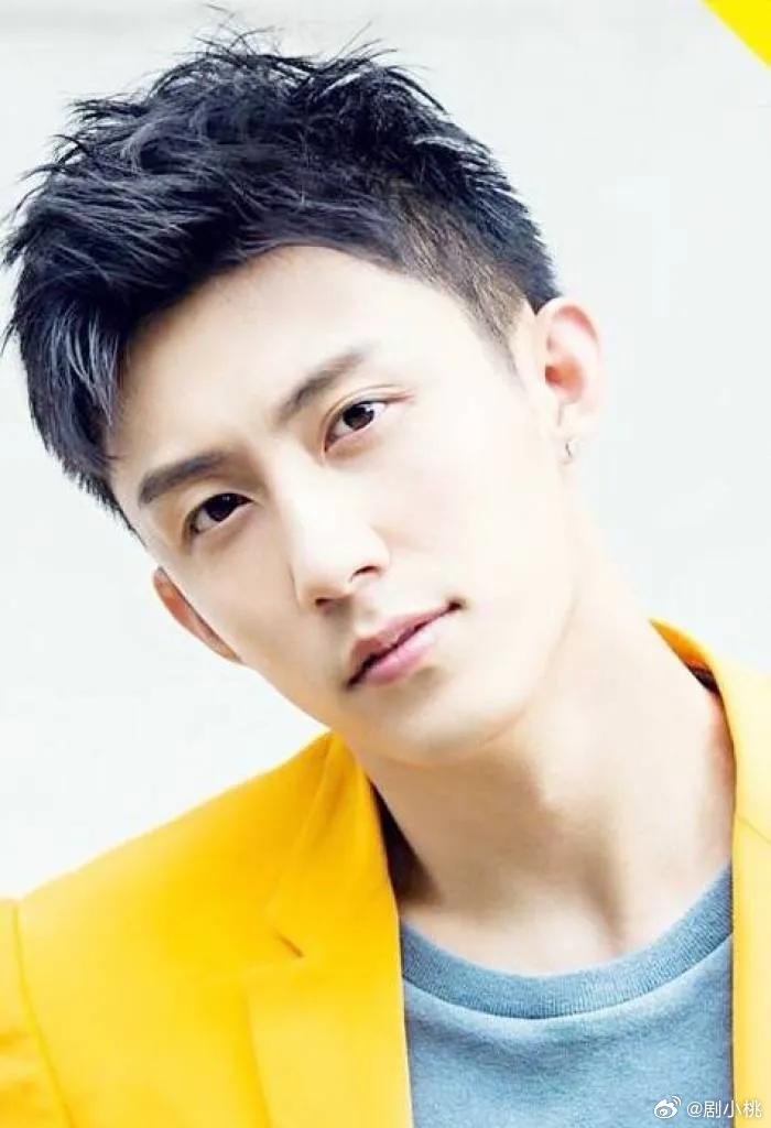 1.黄景瑜早前对古装剧比较排斥，总觉得自己的古装扮相不够出彩，因此推掉了不少项目