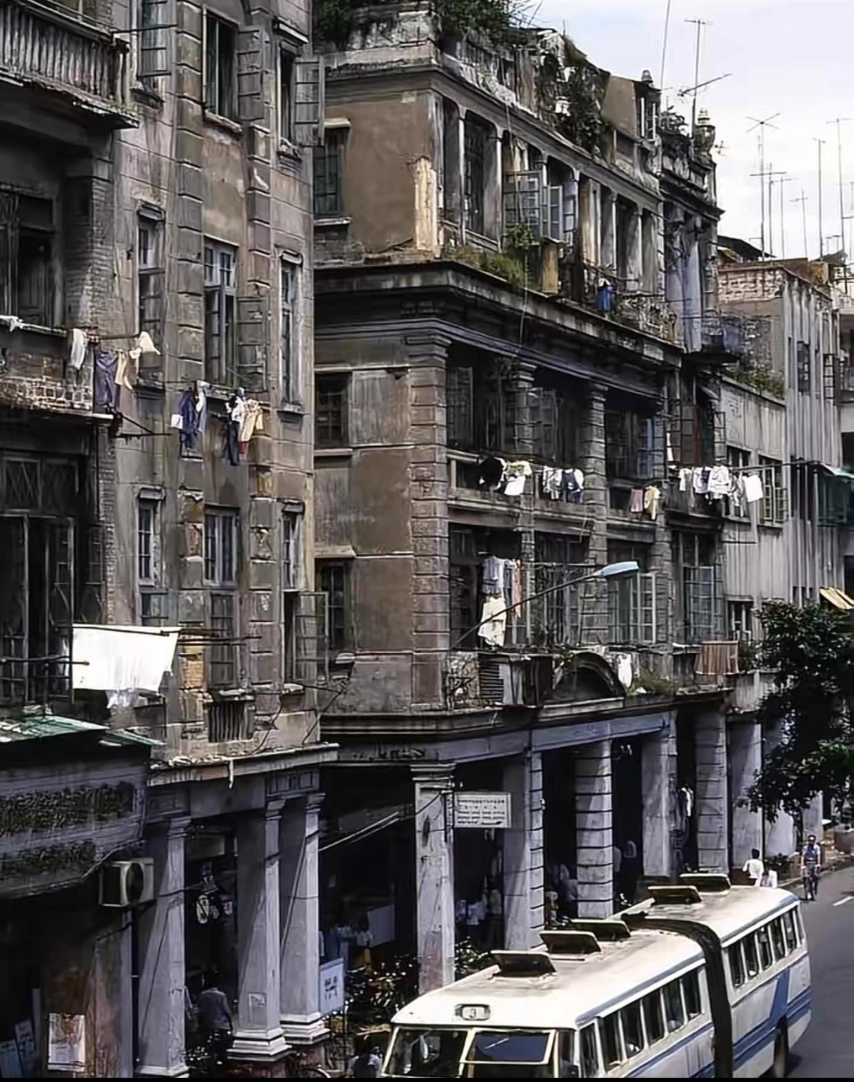 88年的广州，
虽然那时广州的马路和建筑还没有“穿衣戴帽”，可千万不要以为当时的