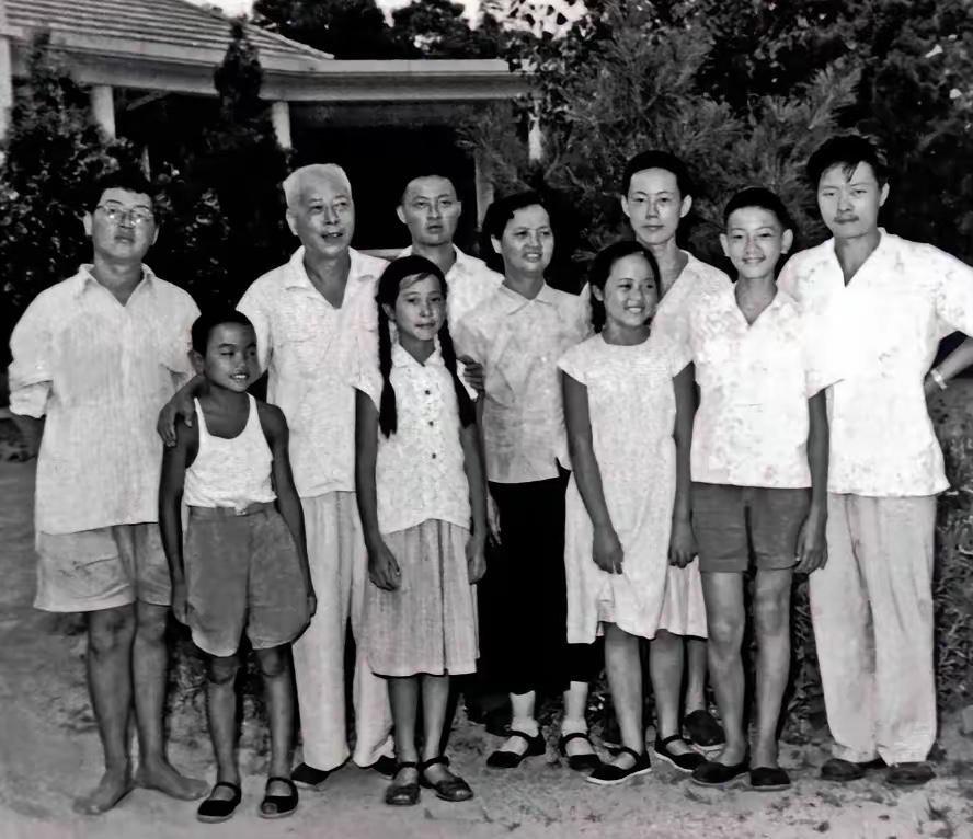 他是开国元勋、1941年与肖里在延安结婚，共育六男二女共8个孩子￼￼￼。前五个孩