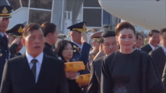 3月16日，泰国国王玛哈和妻子苏提达王后再次夫妻携手，亲自开着大飞机来到了老挝访