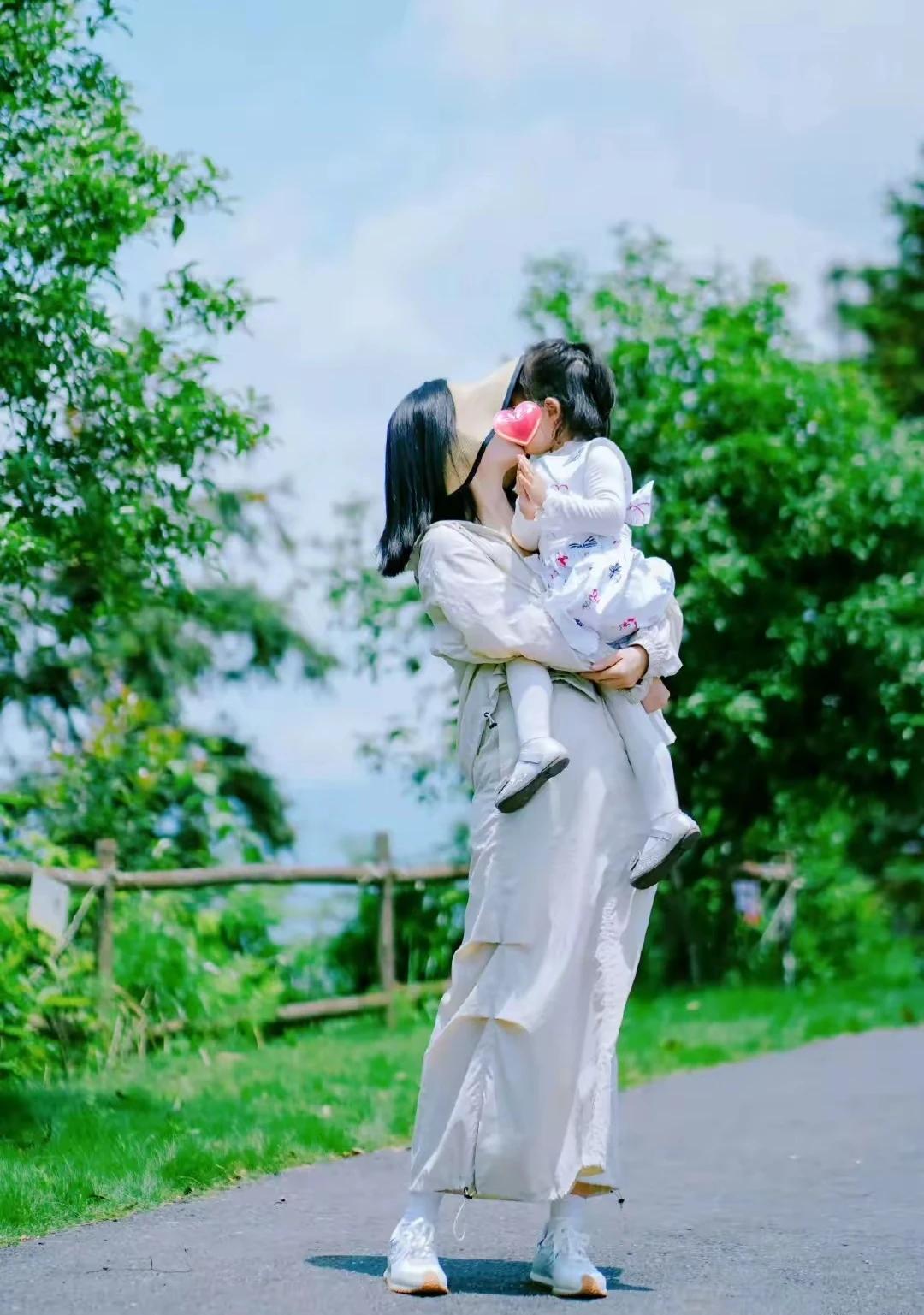 不知不觉
谢娜的小布芽3岁了
时间如流水
过的真快
谢娜抱着小布芽
那一幕，好让