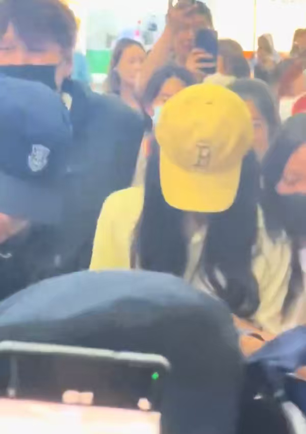 陈都灵疑似在机场被挤哭接机追图本是表达喜爱，无秩序蜂拥围堵变负担，拥挤推搡不仅吓