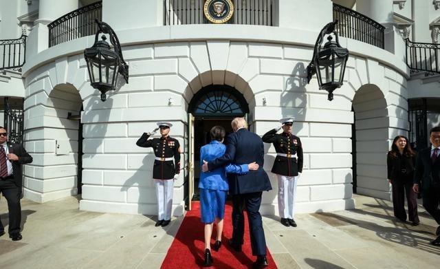 日本人开始怀念石破茂了，他们现在终于领悟到，石破茂当初访美，是多么有尊严了。看看