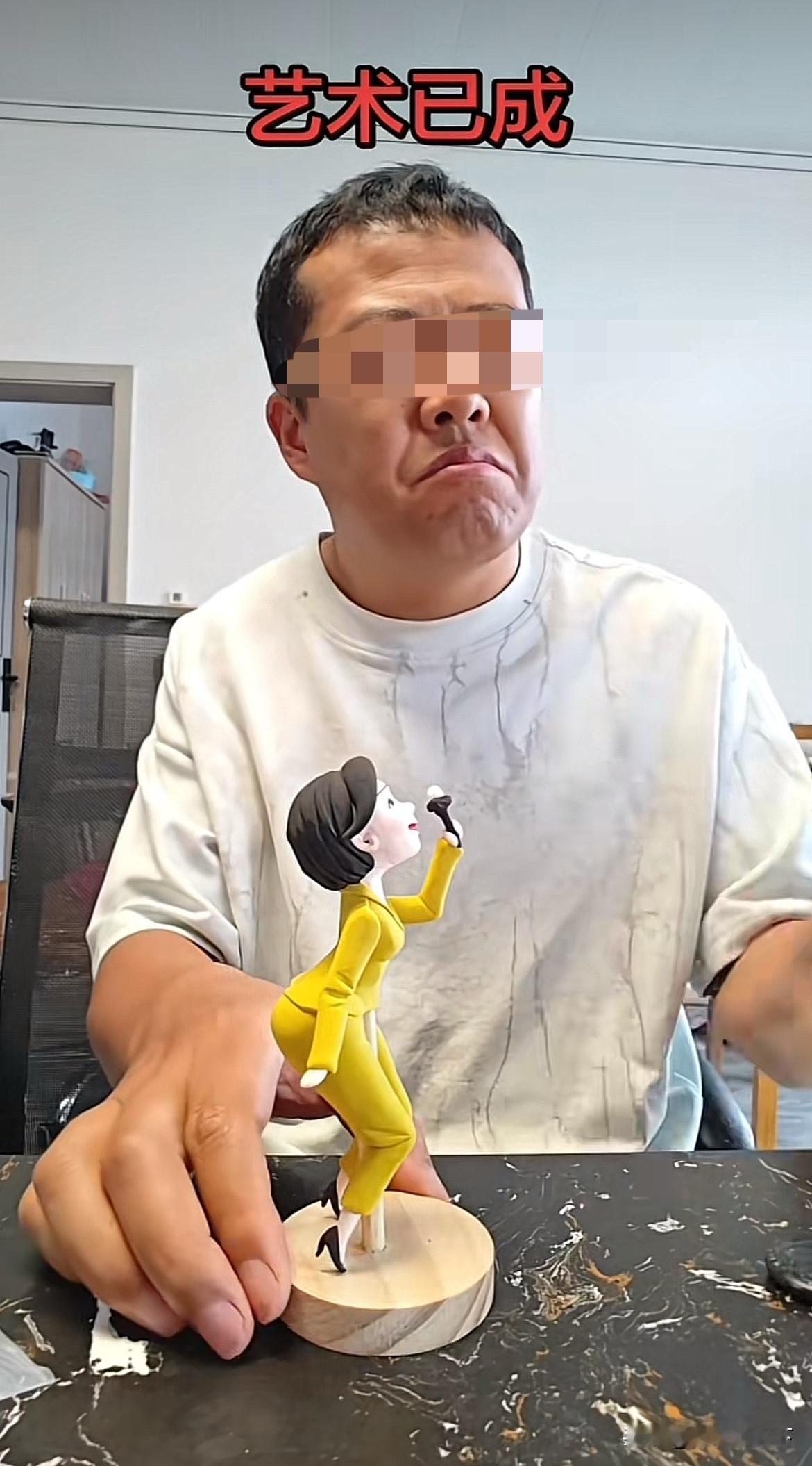 龙哥（如图一），你瞅瞅你那傲娇的小眼神，忍不住，不得不夸你几句：

这个雕塑，艺
