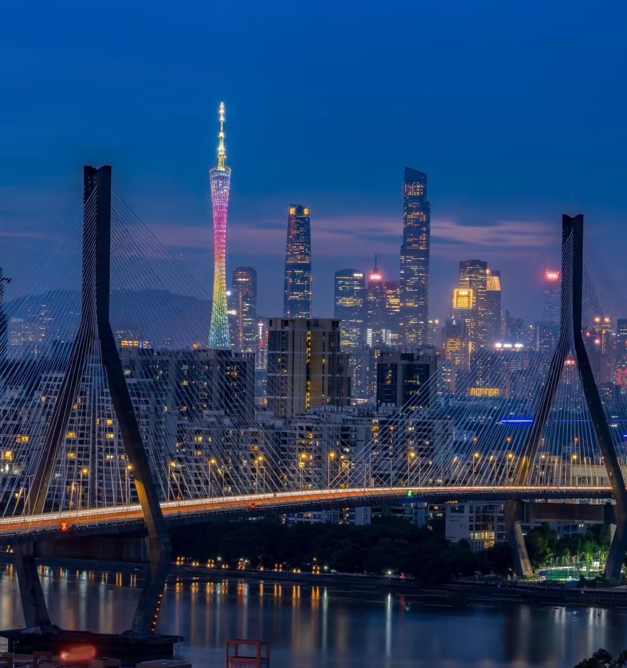 比天际线，小蛮腰➕东塔➕西塔更好看，上海陆家嘴CBD确实实力最强，但规划和美感没