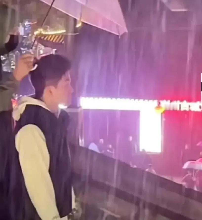 董宇辉又流泪了，记者问他：