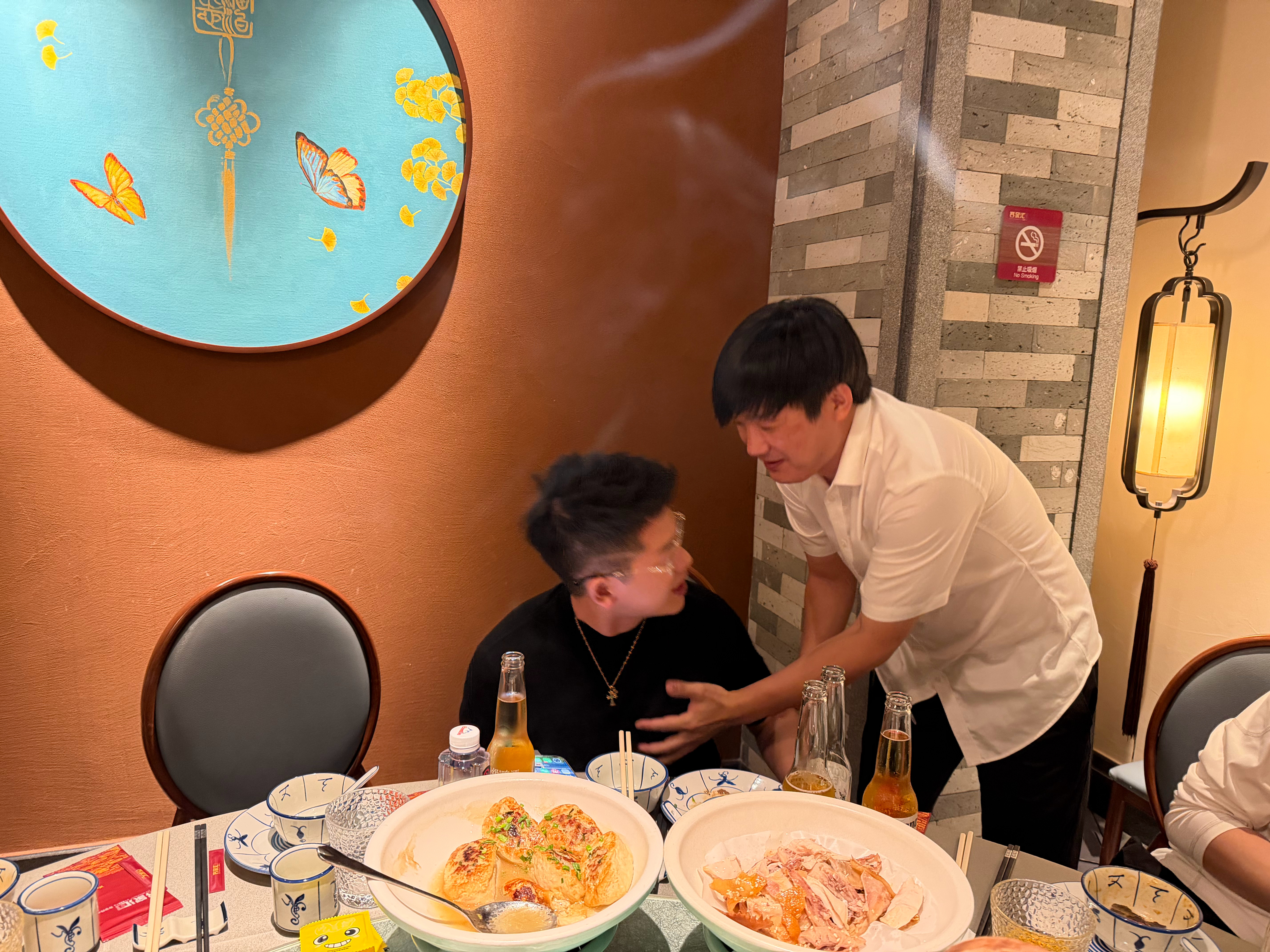 老板锻炼的八块腹肌，今天终于可以摸一次了，结果他害羞了 ​​​