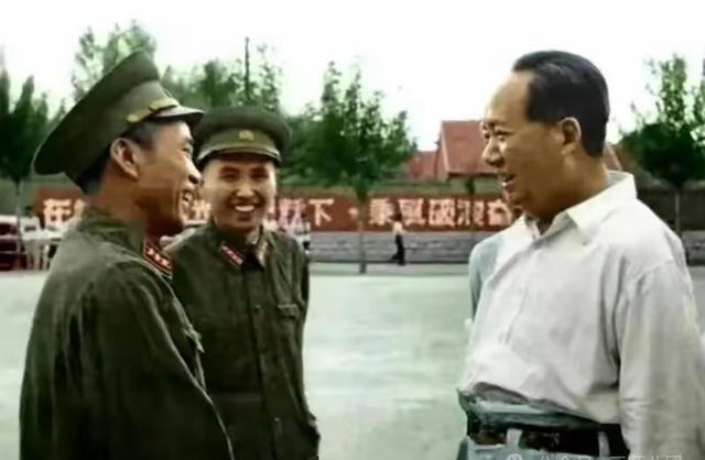 1958年，毛主席视察济南军区时，与长征时他的老警卫员 陈昌奉 重逢，时隔22年