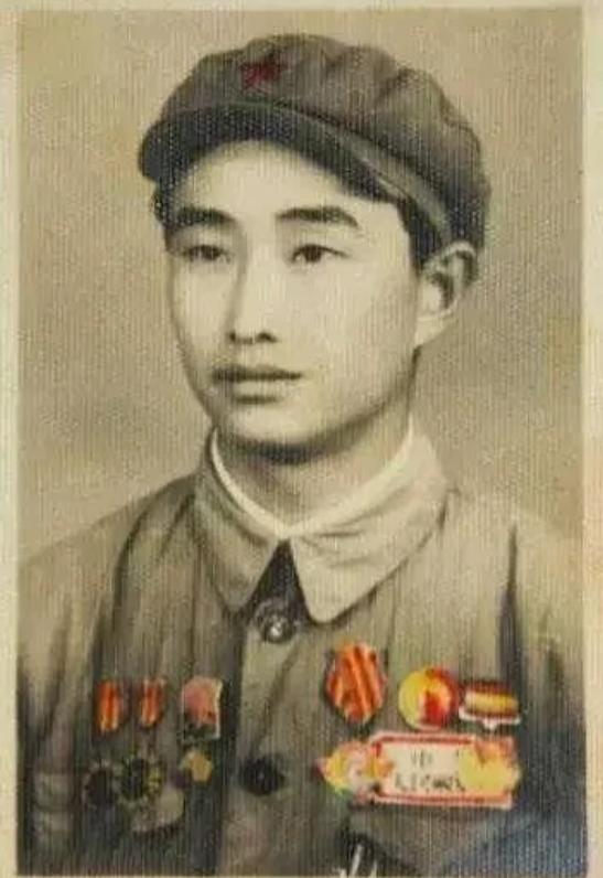 1943年，日军空袭时，八路军小战士宋岭春仰面躲在草丛里，看着距离不到100米的