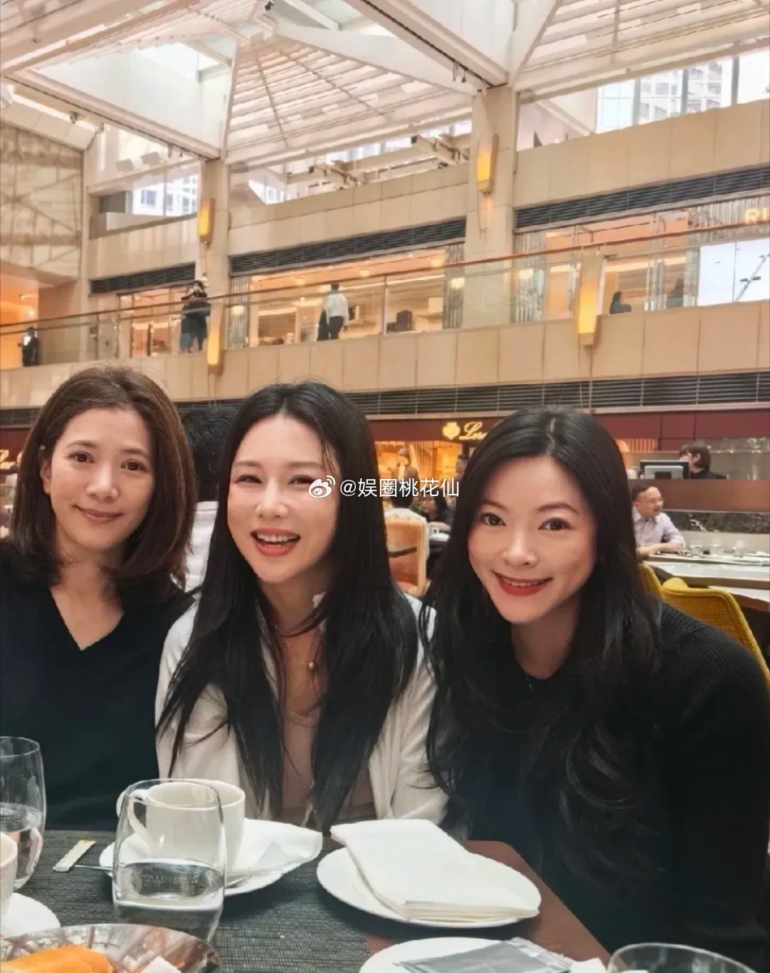 袁咏仪张智霖夫妻俩吃饭被网友偶遇，“仙靓夫妇”的神仙颜值还是太出众了！ 