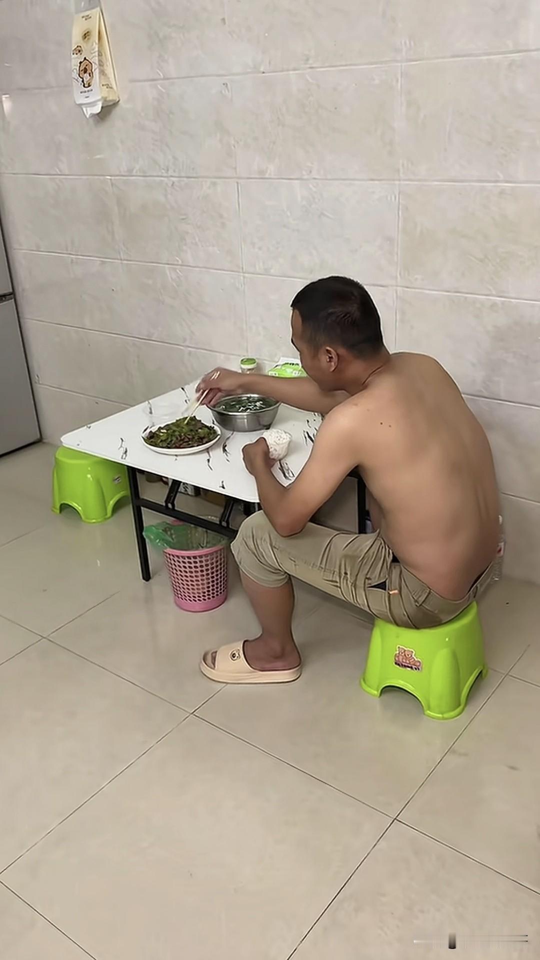 这是我老乡38岁的堂弟，在老家镇上和县城帮工，一天120-150元，不谈恋爱不相