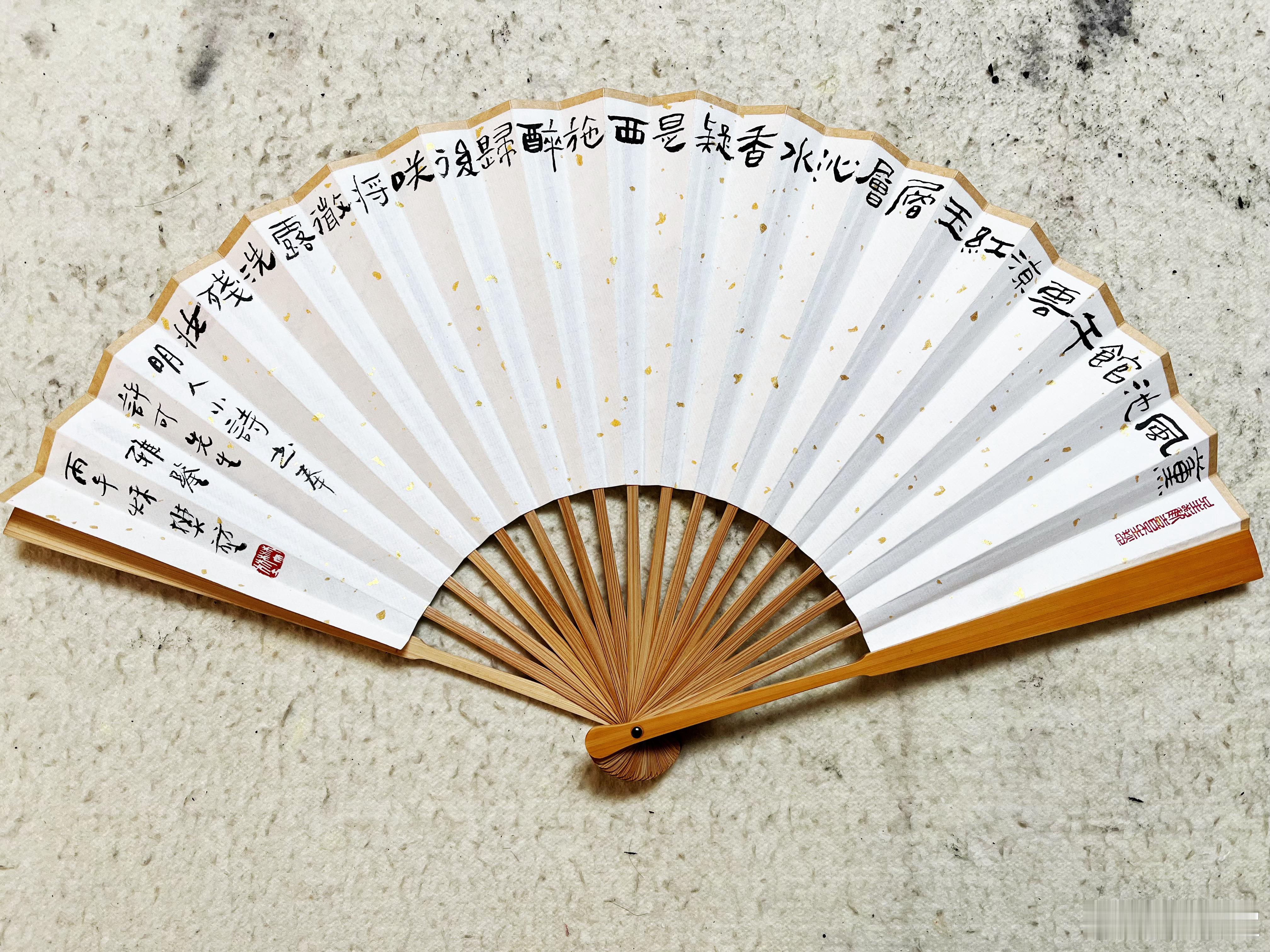 为画家友人题一个：《莲花》（明·唐锦）薰风池馆午云凉，红玉层层沁水香。疑是西施醉