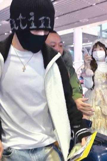 王栎鑫跟着苏醒回西安了快乐航线已降落西安！苏醒王栎鑫同框引发期待，是音乐合作还是