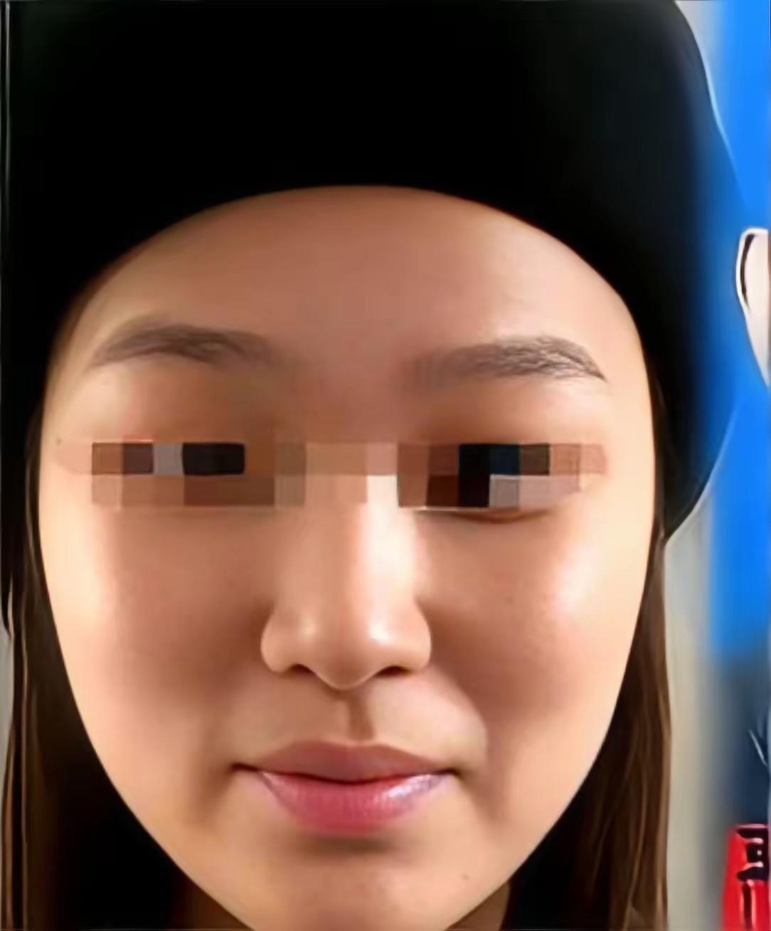 我跟你说，她真被调走了！

一个没背景、没靠山的小护士，居然敢跟那么大的三甲医院