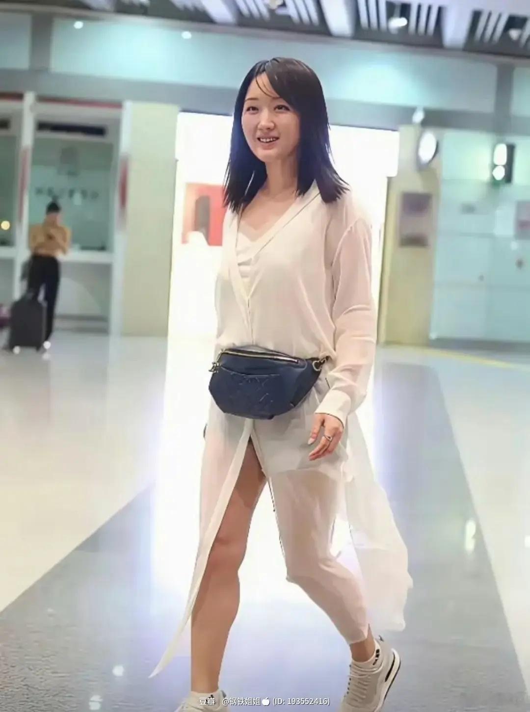 网友在公共场所偶遇一位名人 
