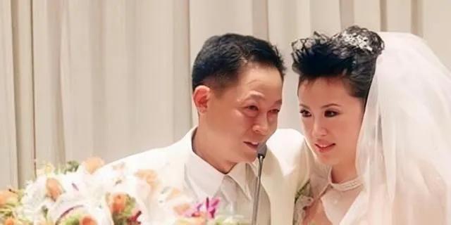 当年，王志文的女友对他说：“我们结婚吧！”王志文一下子慌了，女友只好开出条件：“