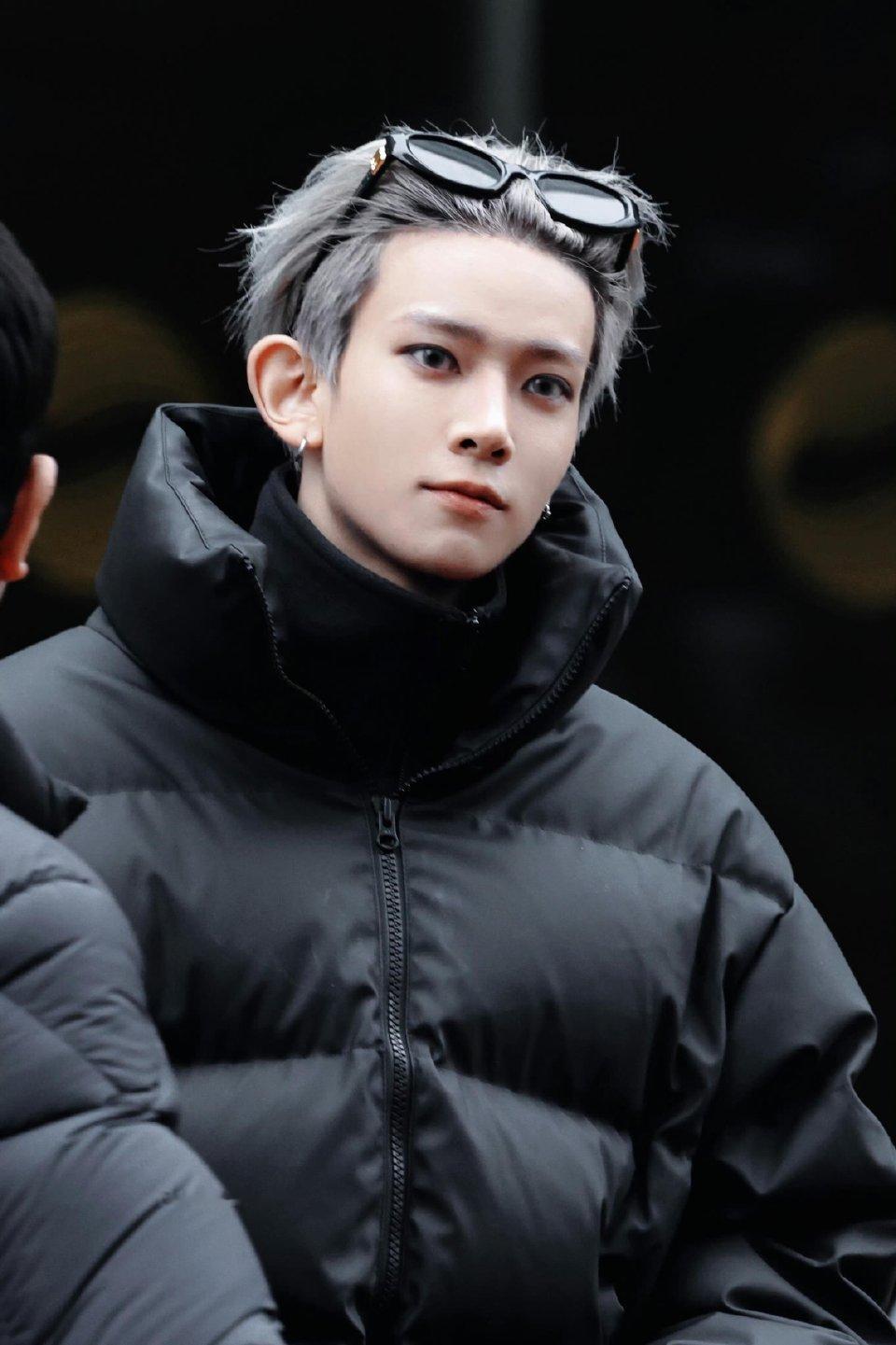 李羲承清爽感夏日限定清爽少年李羲承上线，温柔浅系造型干净清新，氛围感刘海加持。气
