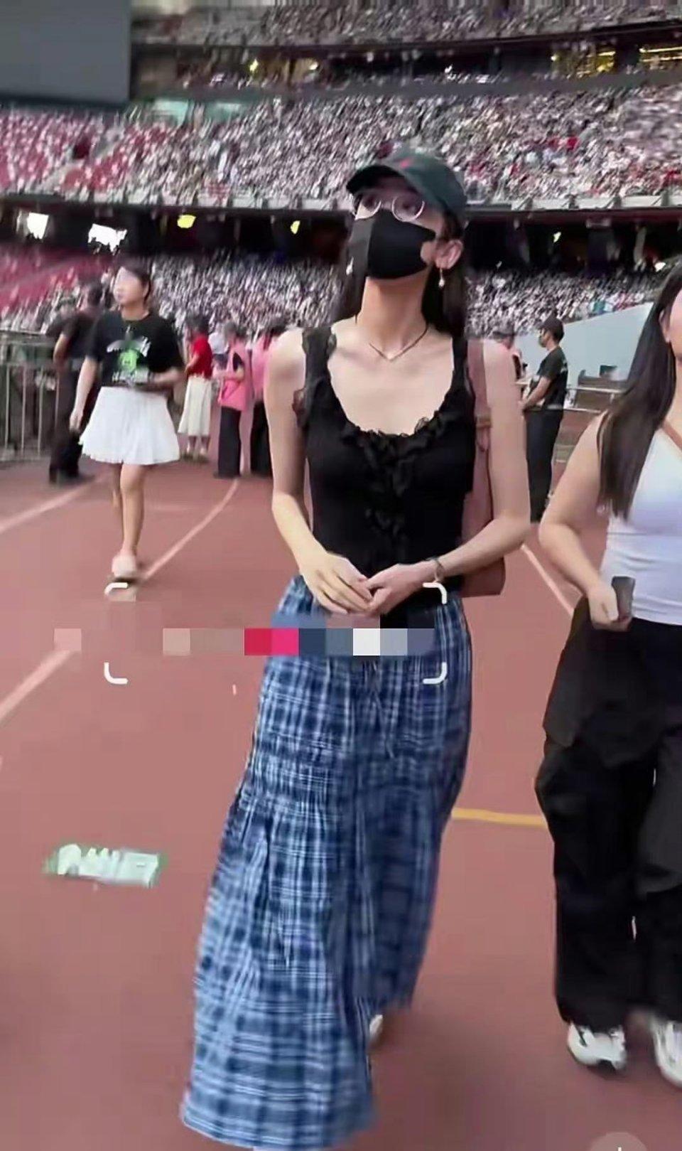 娜扎来看五月天演唱会，好有气质走路带风，手臂纤细身材高挑。 ​​​
